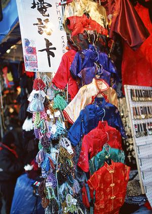 様々なウェアを輸入・販売している